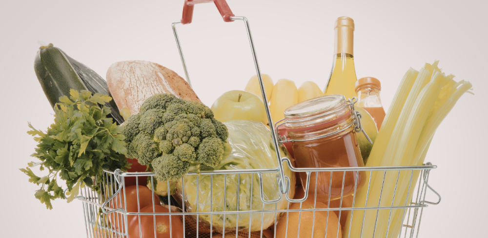 Cistella amb aliments d’ús habitual a les llars, en referència a les dades de consum analitzades per l’Observatori.