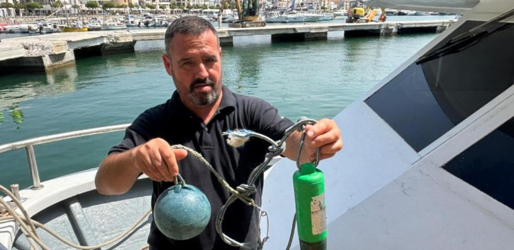 Pescador de Cambrils amb els aparells que utilitzen per espantar els dofins